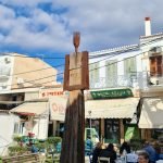 Γλυπτό Κοντοβράκη στην ψαραγορά της Αίγινας