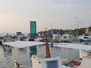 Τριήμερο στην Αίγινα: Πώς μια μικρή απόδραση μπορεί να μοιάζει με κανονικές διακοπές 1 Η Πύλη της Αίγινας του Κώστα Βαρώτσου