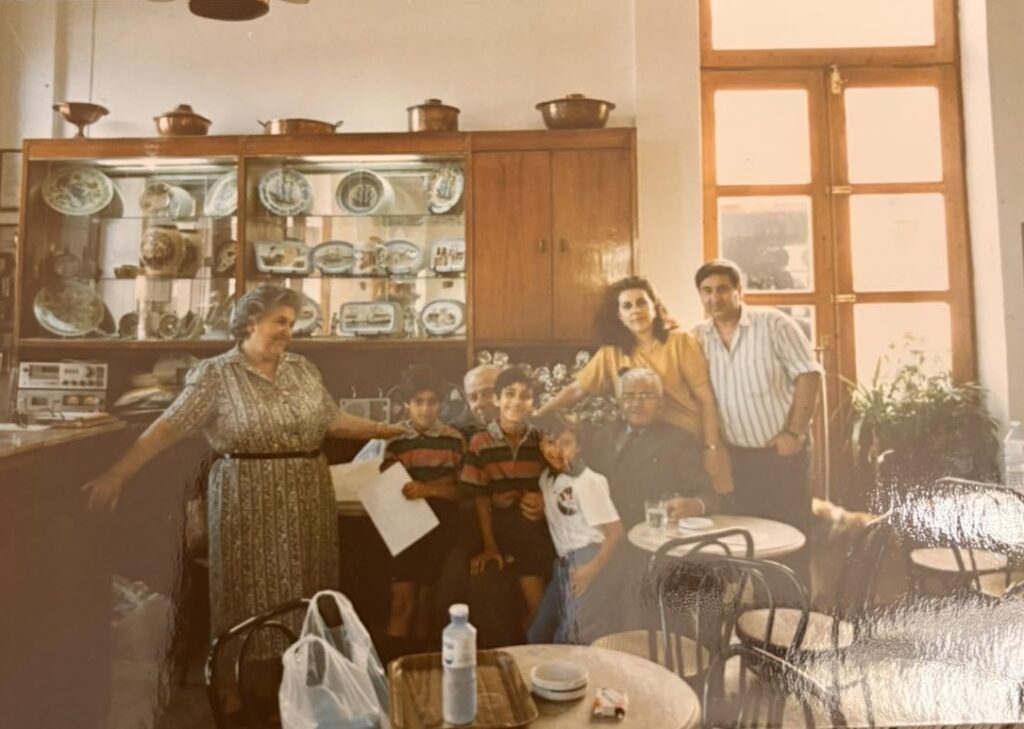 ΑΙΑΚΕΙΟΝ: Η ιστορία μιας οικογένειας που ταυτίστηκε με την Αίγινα 6 ΑΙΑΚΕΙΟΝ: Η ιστορία μιας οικογένειας που ταυτίστηκε με την Αίγινα 6